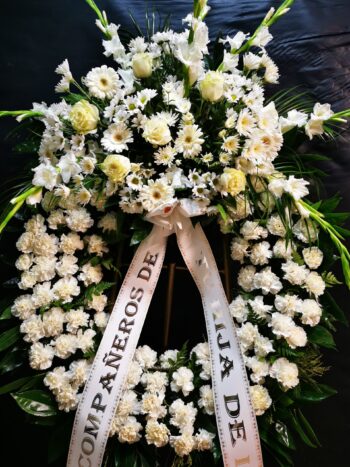 Corona de rosas blancas para funeral Asturias