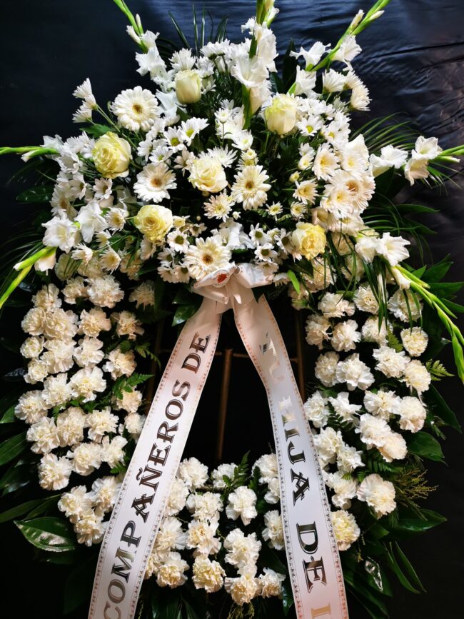 Corona de rosas blancas para funeral Asturias